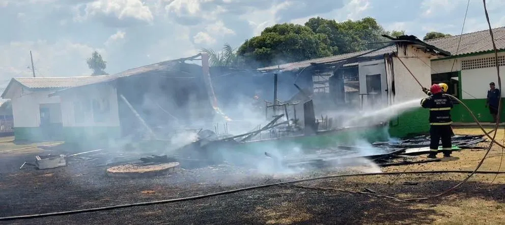 Incêndio atinge escola municipal em Juína e mobiliza bombeiros
