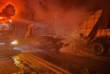 Bombeiros controlam incêndio em carreta com carga de soja em Mato Grosso