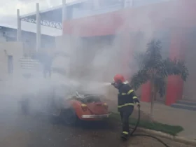 Corpo de Bombeiros controla incêndio em fusca no centro de Campo Novo do Parecis