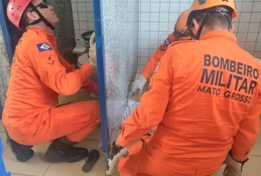 Corpo de Bombeiros resgata criança presa em banheiro de escola em Mato Grosso