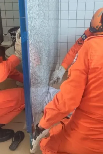 Corpo de Bombeiros resgata criança presa em banheiro de escola em Mato Grosso