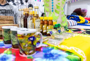 Feira cultural de Cuiaba encerra setembro com musica e artesanato local