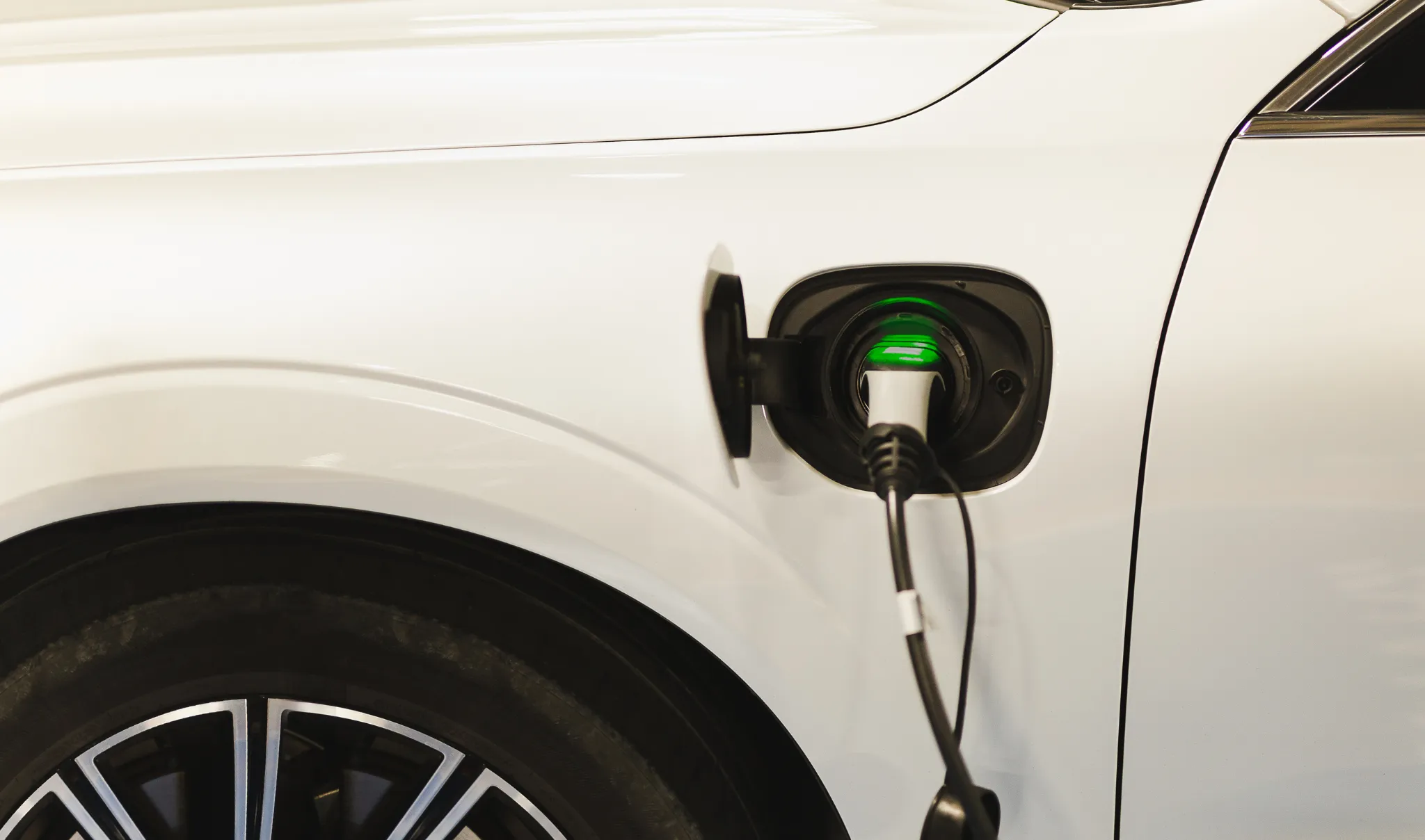 Frotas corporativas adotam veículos elétricos para reduzir emissões e custos operacionais.
