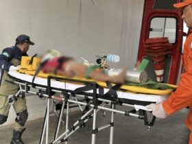 Menino foi socorrido em estado gravíssimo pelo Corpo de Bombeiros e encaminhado ao Hospital Regional; PRF apura as circunstâncias do acidente.
