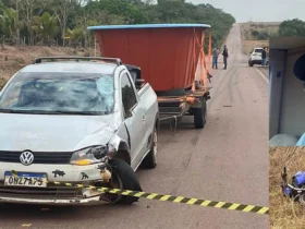 A colisão envolveu uma motocicleta Yamaha Fazer azul e uma picape VW Saveiro prata, que transportava uma piscina em um reboque.