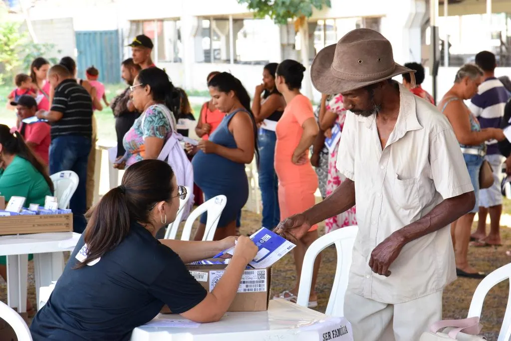 Mais de 1,3 mil pessoas recebem cartões do Programa SER Família em Mato Grosso