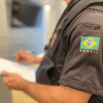 Investigação revelou que o homem armazenava material de abuso infantil e usava os arquivos para extorquir vítimas, exigindo novas imagens