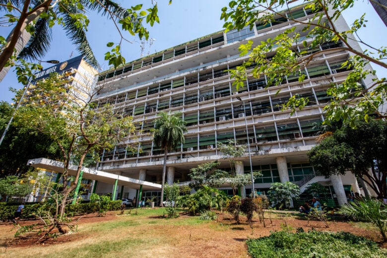 Prefeitura de Cuiaba paga aposentados pensionistas e movimenta R 28 milhoes