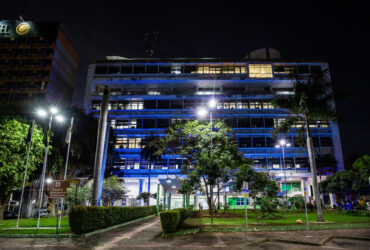Prefeitura de Cuiaba recebe iluminacao azul em homenagem ao CRA
