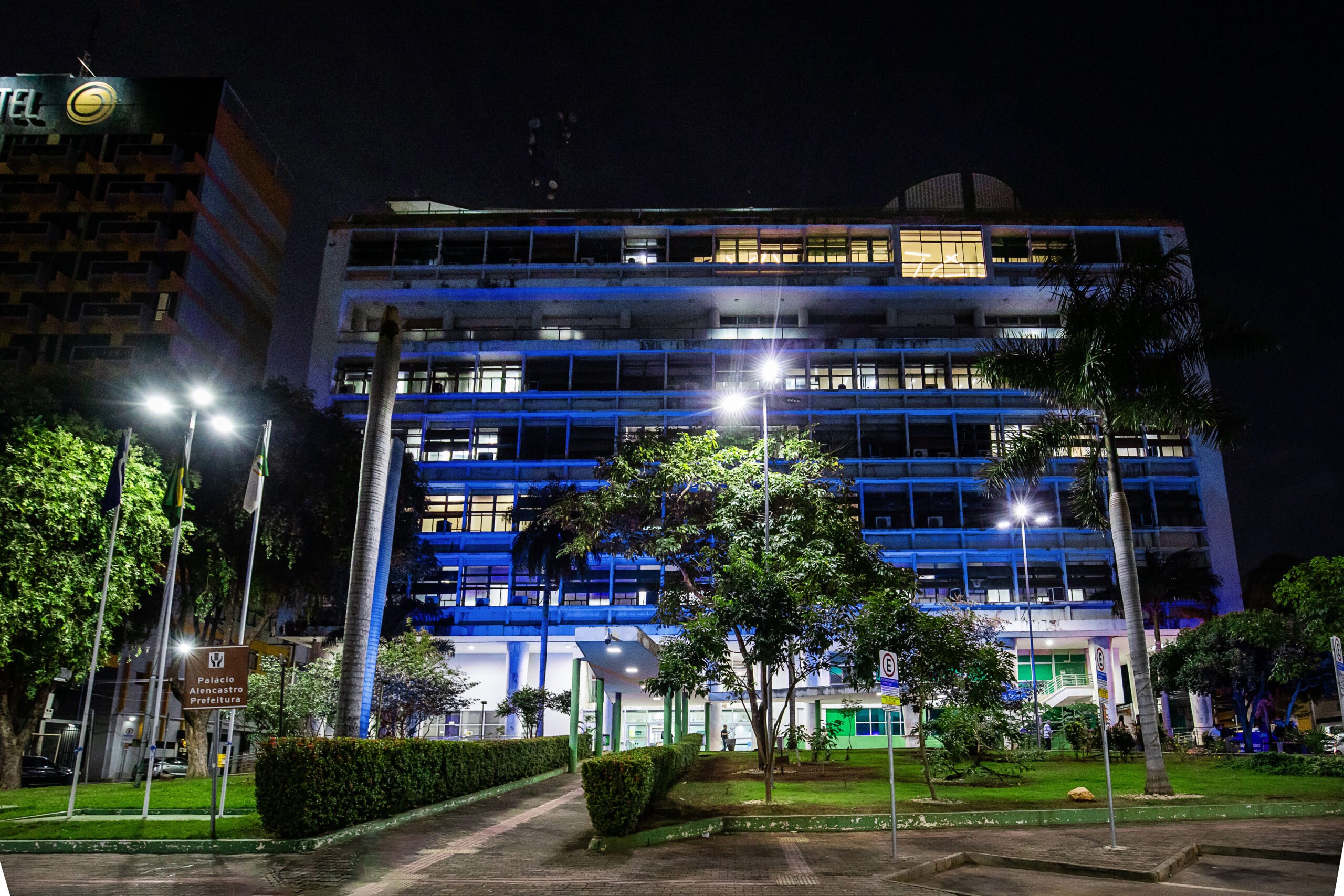 Prefeitura de Cuiaba recebe iluminacao azul em homenagem ao CRA scaled