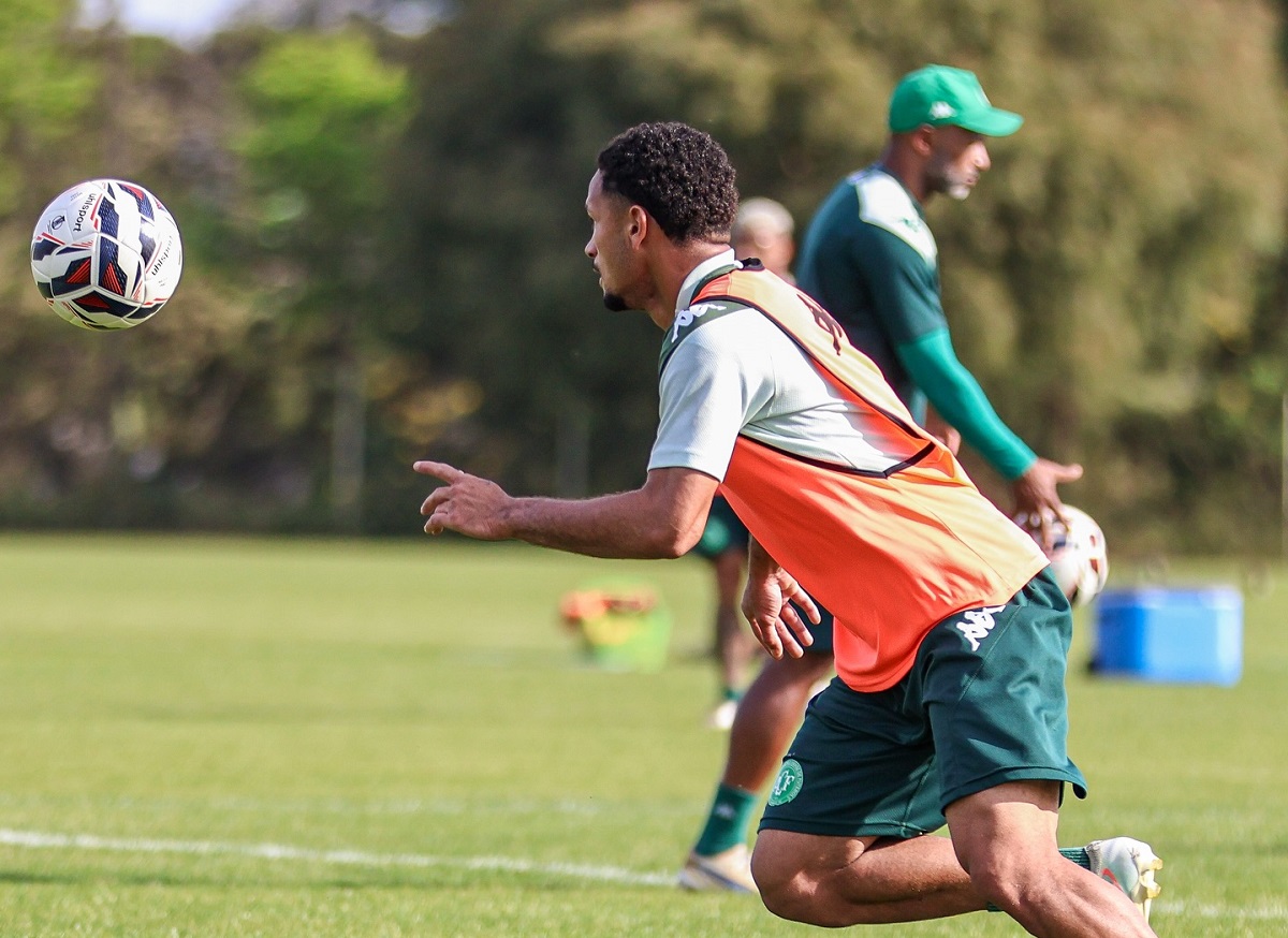 Cuiabá x Chapecoense: onde assistir, escalações e tudo sobre o duelo pelo G-4 da Série B. Imagem: Rafael Bressan ACF