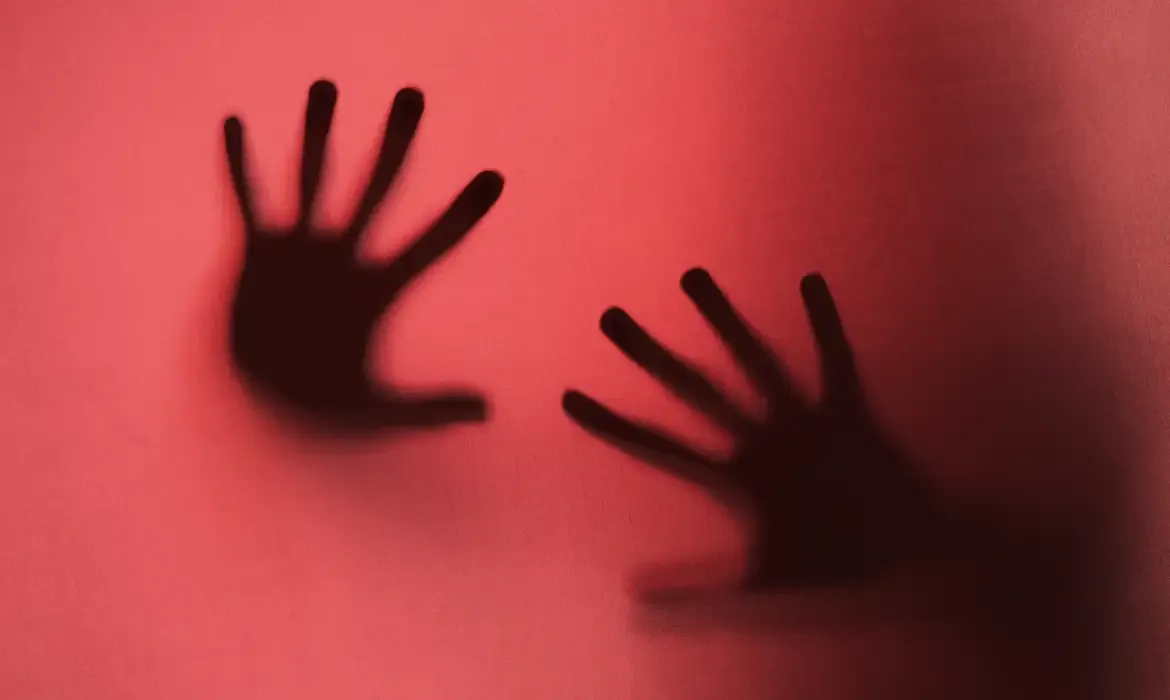 Mulher é esfaqueada ao salvar filha de agressão em Tesouro, MT