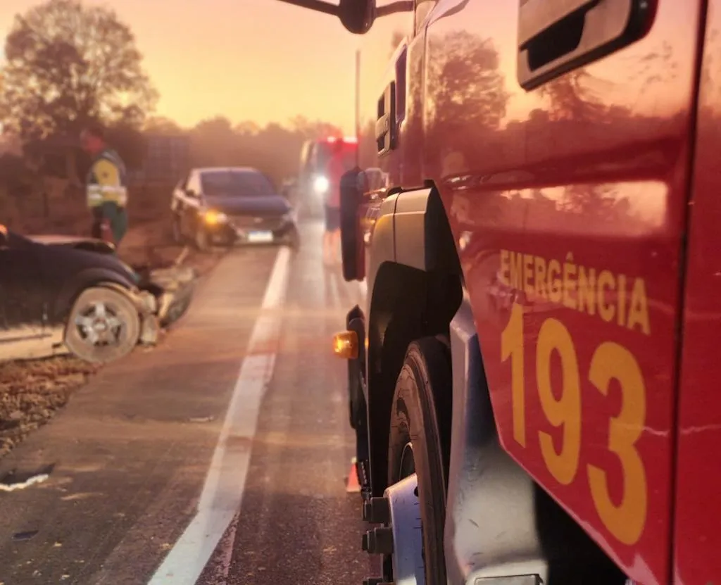 Acidente grave em Alto Araguaia com carreta e carro deixa passageira ferida