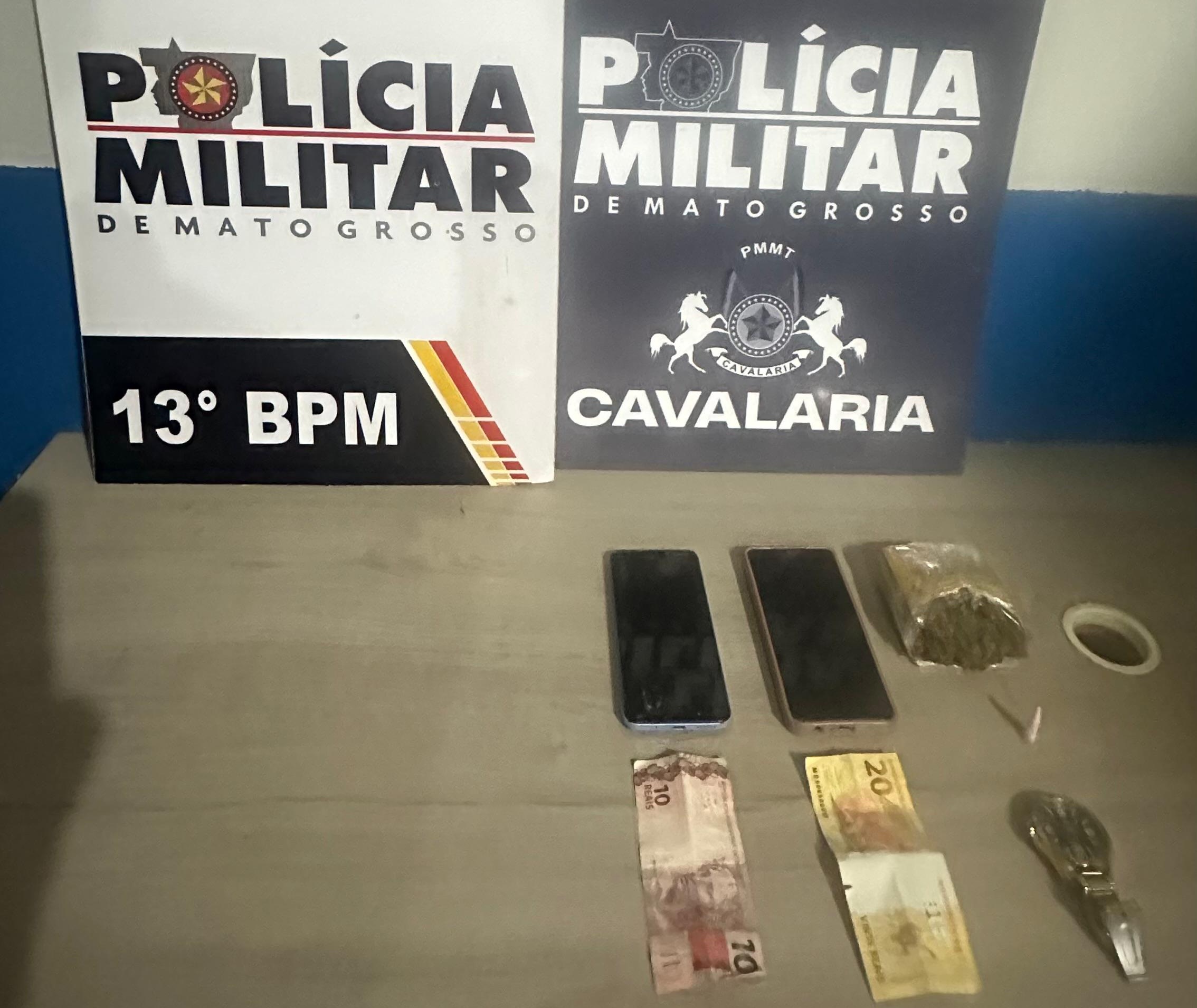 Durante rondas no bairro Tessele Junior, equipe da Cavalaria apreendeu maconha, cocaína, dinheiro e celulares com os suspeitos