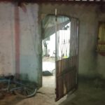 Suspeito chegou em uma motocicleta, efetuou diversos disparos contra as vítimas e fugiu; Polícia Civil e Politec investigam o caso.