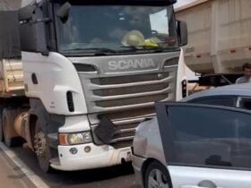 Acidente foi provocado por ultrapassagem forçada de ambulância; todos os envolvidos recusaram atendimento médico no local