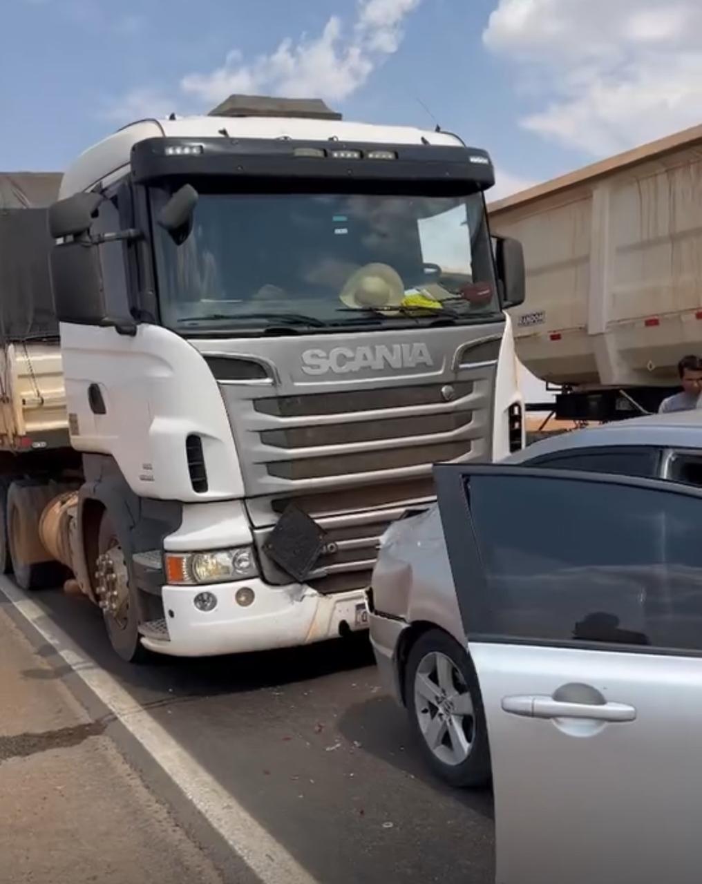 Acidente foi provocado por ultrapassagem forçada de ambulância; todos os envolvidos recusaram atendimento médico no local