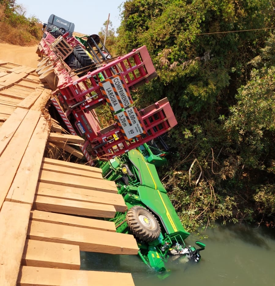 Veículo caiu às margens do rio Ranchão, mas ninguém ficou ferido; maquinário será removido por equipes de apoio