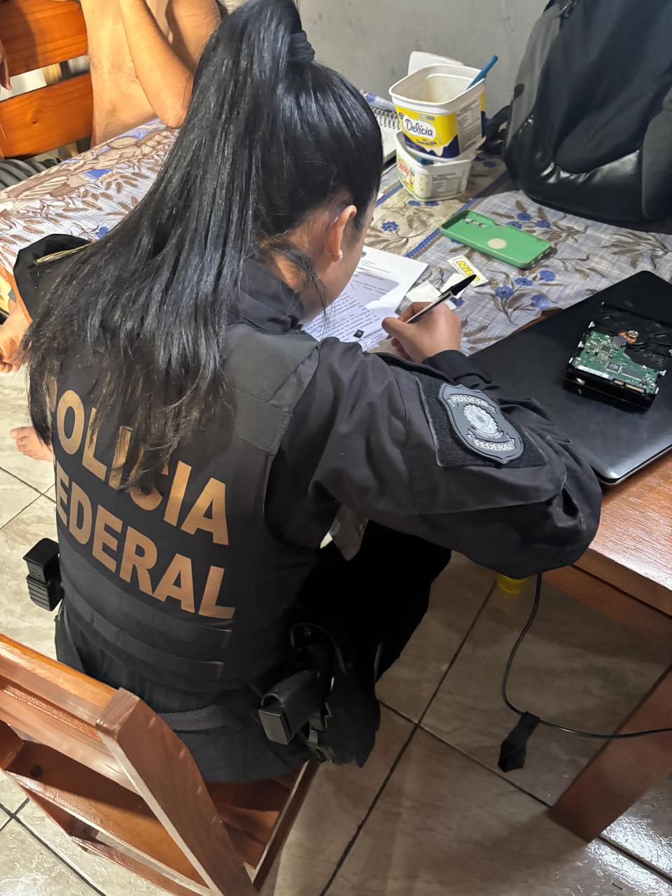 Mandado de busca e apreensão foi cumprido nesta sexta-feira (12) em investigação sobre aquisição e armazenamento de material ilícito em nuvem