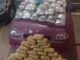 Durante a Operação Tolerância Zero, um homem de 38 anos foi preso em flagrante com drogas, armas e munições; ele confessou que receberia R$ 10 mil para transportar o entorpecente até Cuiabá.