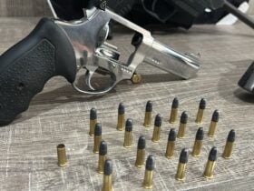 Ação foi desencadeada após denúncia anônima; suspeito responderá por posse e porte ilegal de arma de fogo