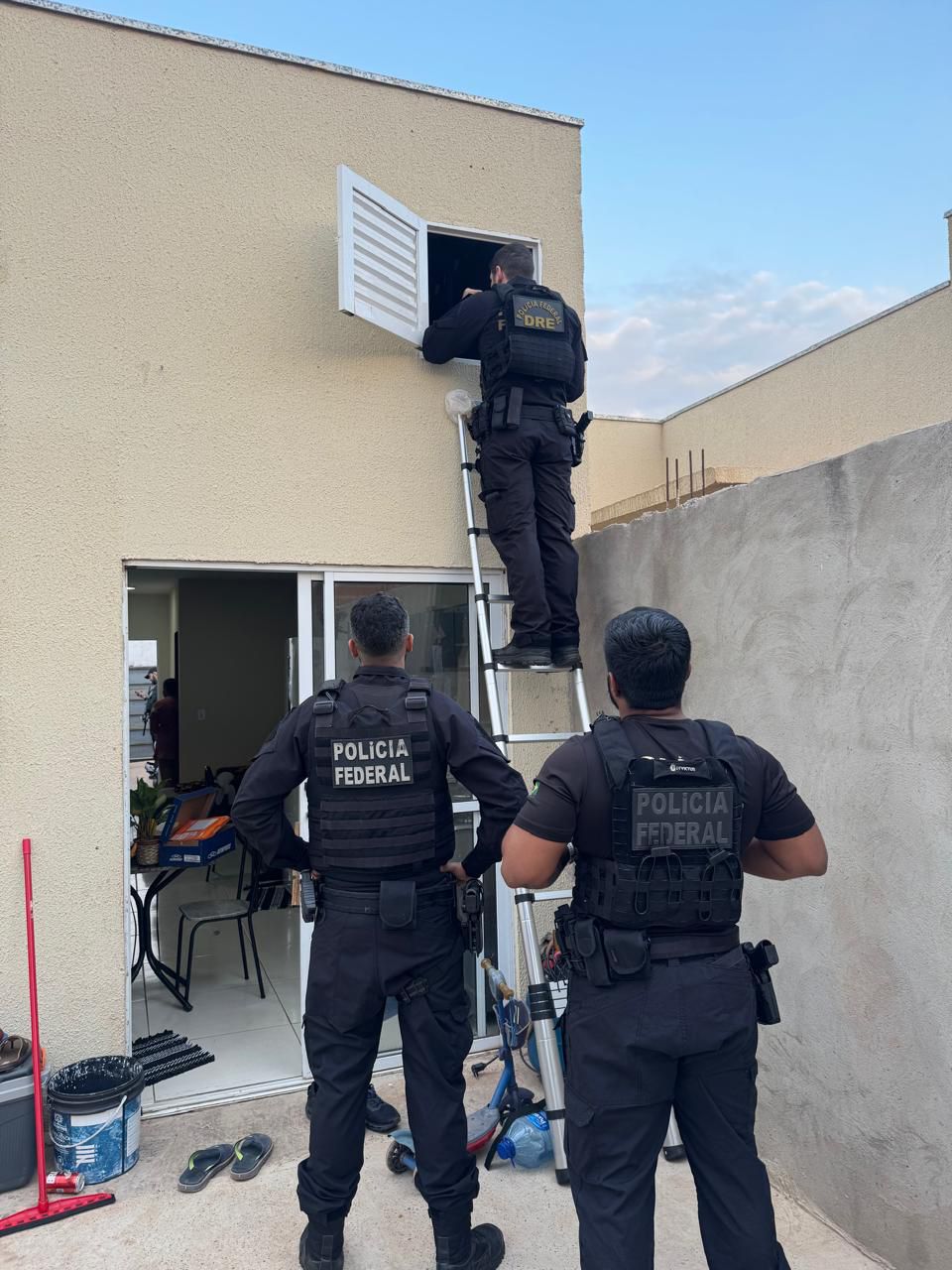 Mandados foram cumpridos em Mato Grosso, Goiás e Distrito Federal; rede criminosa movimentava drogas e armas vindas da Bolívia