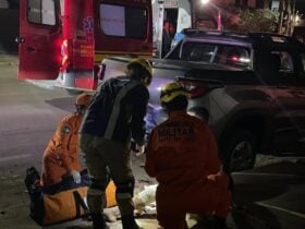 Acidente foi registrado na noite de domingo na avenida dos Eucaliptos; vítima sofreu escoriações e foi encaminhada ao PAM
