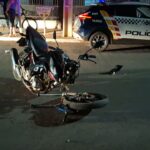 Homem de 30 anos sofreu suspeita de fratura e foi encaminhado ao Hospital Regional; Polícia Militar e Bombeiros atenderam a ocorrência