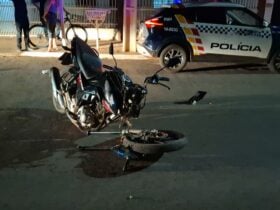 Homem de 30 anos sofreu suspeita de fratura e foi encaminhado ao Hospital Regional; Polícia Militar e Bombeiros atenderam a ocorrência