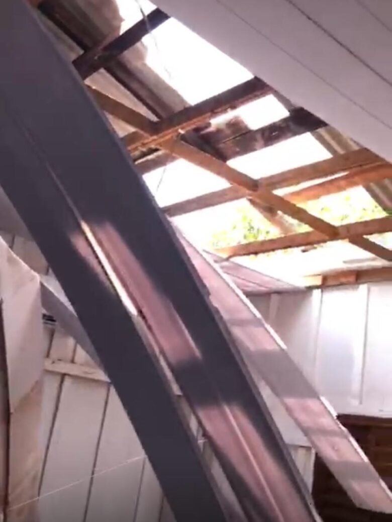 Fortes ventos destelharam casas e derrubaram árvores na tarde de domingo (28); ninguém ficou ferido