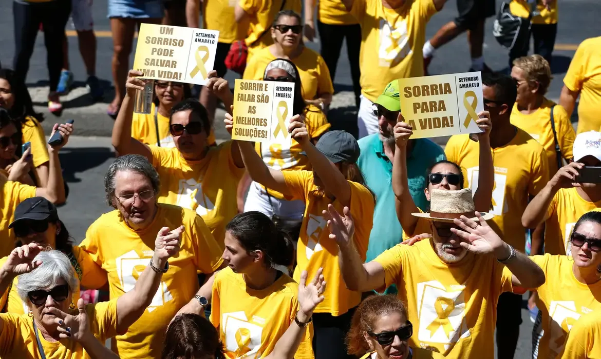 Álcool aumenta riscos à saúde mental e está ligado a mortes por suicídio