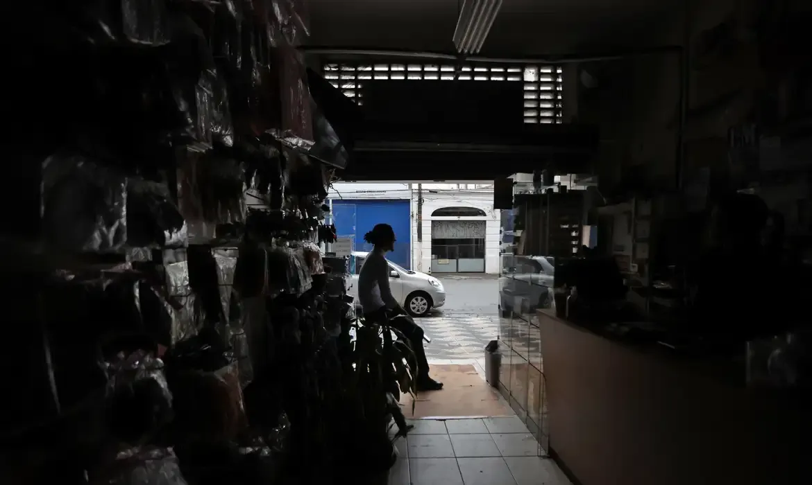 Vendavais em SP deixam feridos e causam desabamentos e quedas de árvores