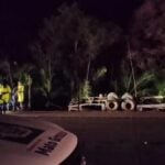 Acidente aconteceu na tarde desta quinta-feira (26) na Serra de São Vicente; três veículos transportados ficaram espalhados na faixa de domínio.