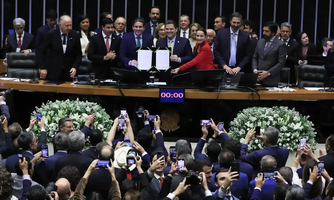 Congresso promulga PEC que altera pagamento de precatorios e beneficia estados e municípios