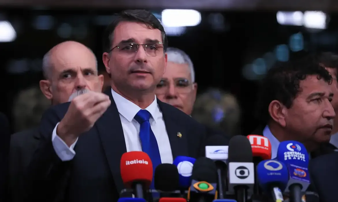 Moraes é alvo de críticas de Flávio Bolsonaro após voto contra ex-presidente