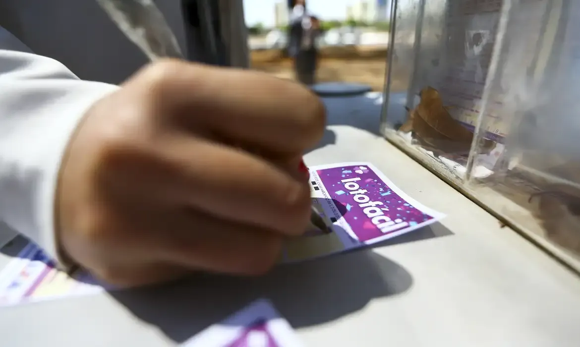 Última chance para apostar na Lotofácil com prêmio recorde de R$ 220 milhões