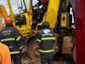 Acidente envolvendo dois caminhões caçamba deixou trabalhador ferido e mobilizou Corpo de Bombeiros na estrada dos Badans