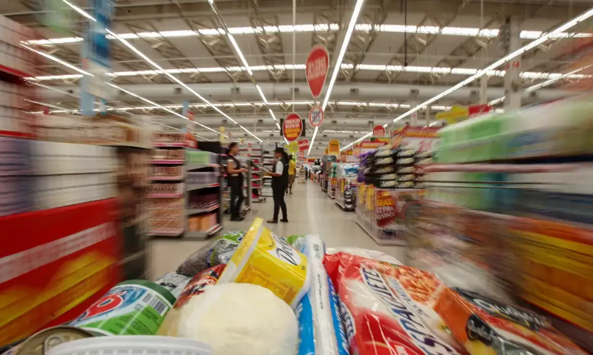 Consumo impulsiona economia brasileira mesmo com juros altos