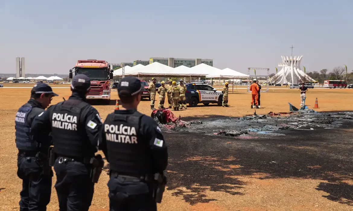 Homem é preso por incendiar banheiros químicos na Esplanada