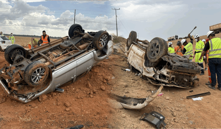 Acidentes ocorreram em um intervalo de poucas horas e deixaram uma vítima gravemente ferida; pista molhada é apontada como fator de risco