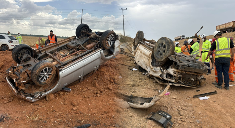 Acidentes ocorreram em um intervalo de poucas horas e deixaram uma vítima gravemente ferida; pista molhada é apontada como fator de risco
