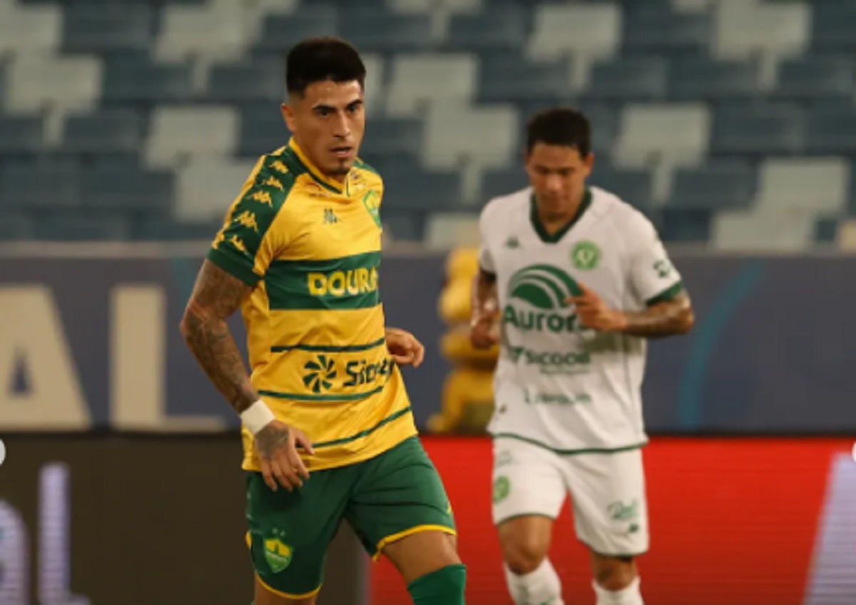 Lance de Cuiabá x Chapecoense. Imagem: AssCom Dourado Lance de Cuiabá x Chapecoense. Imagem: AssCom Dourado