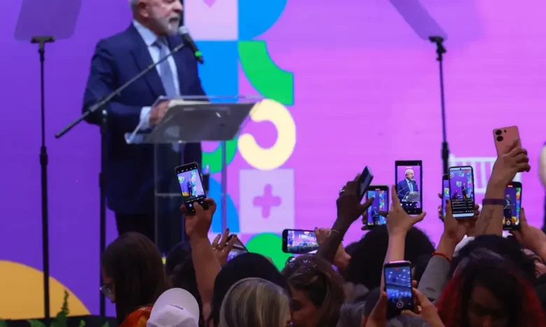 Licença-maternidade é ampliada com nova lei sancionada por Lula