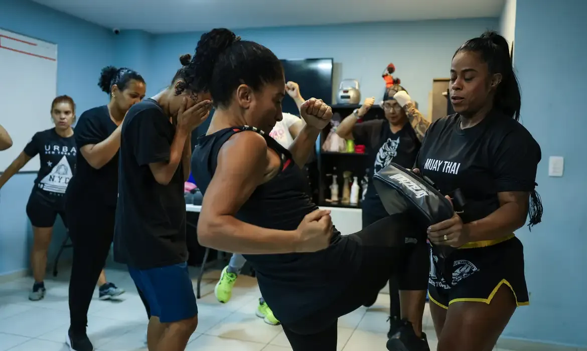 Projeto social no Rio oferece aulas de MuayThai para mulheres