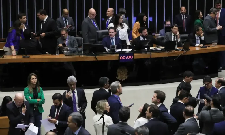 Câmara derruba voto secreto na PEC da Blindagem por falta de quórum