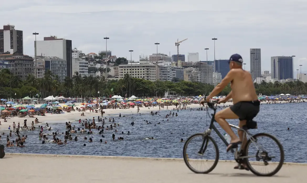 Mudança no tempo promete final de semana instável no Brasil