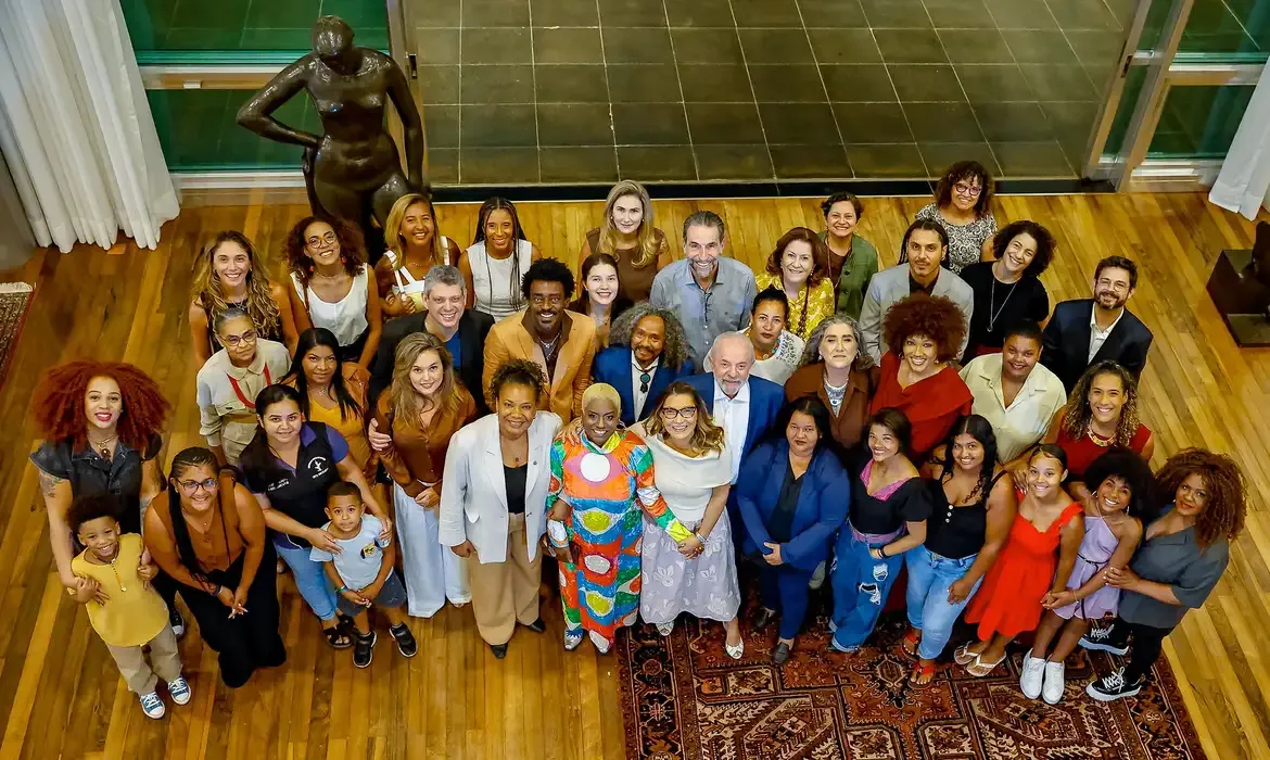 Lula assiste filme sobre catadora e destaca invisibilidade social