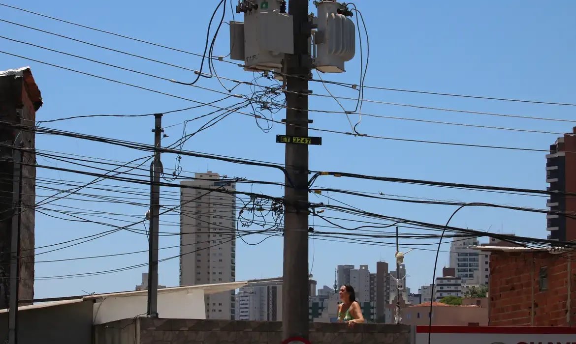 Furto de energia gera prejuízo de R$ 10,3 bilhões no Brasil em 2024