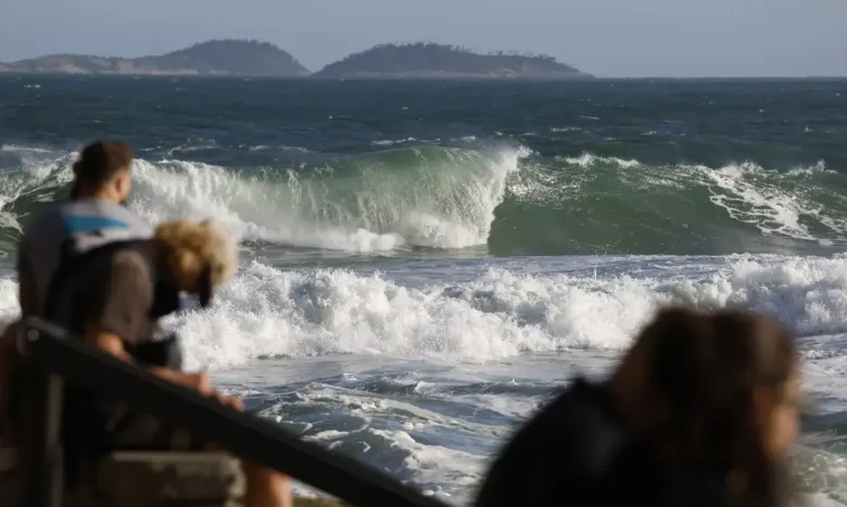Adolescente é encontrado após desaparecer no mar com a namorada