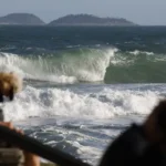 Guarda-vidas intensificam buscas por casal desaparecido na Praia do Leme